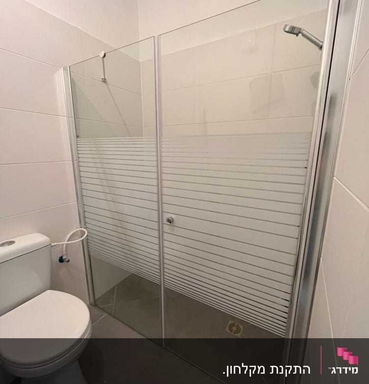 מקלחון זכוכית עם דלתות הזזה וברז מקלחת